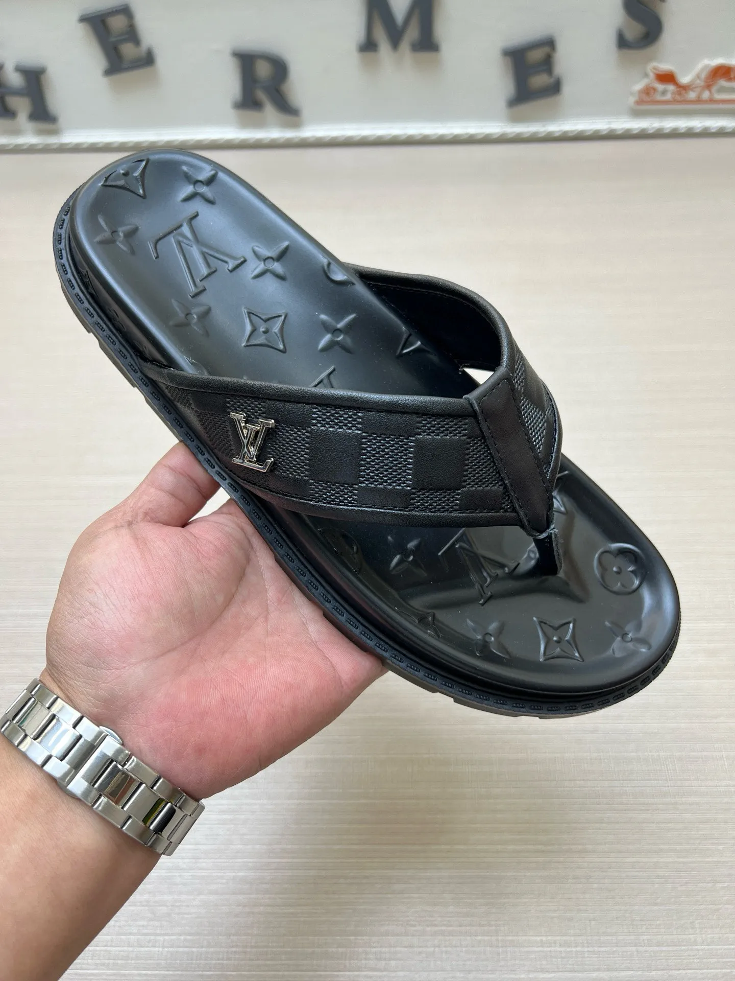 P270🏆Louis Vuitton 🏆[Louis Vuitton] Spring/Summer 2025 [Men's Flip Flops] 🎯🎯As an active family in the fashion industry ⭐ Lv is characterized by bold innovation ⚡Create this casual business style for Chinese fashionable men ✨The fabric is made of imported high-grade cowhide 🔥 Clean and neat ⚡Fashionable and elegant🌹Breathable, sweat-absorbent and deodorant👈So luxurious, high-end and domineering. 👍Must be sold if you repost the picture. Number of yards: 38--46. Color: 🎉 For large quantities. Welcome to repost.